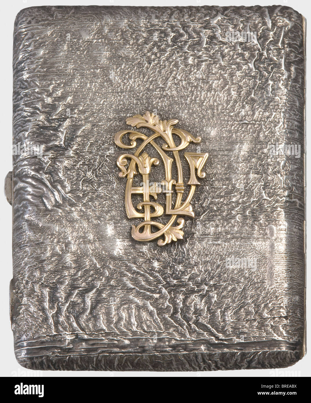 Un cas de cigarette de Samorodok, Moscou, 1916 argent avec un intérieur doré. Monogramme cyrillique 'LAS' en or et au dos, monogramme 'N' du donneur superposé (la couronne ci-dessus est manquante) avec la date '19 22/VI 16'. L'intérieur porte la marque de maître cyrillique/latin 'Adam z' avec une médaille d'exposition et la marque de fabrique de Moscou pour '84' zolotniki. Dimensions 12 x 9,5 x 2 cm. Poids 225 g. historique, historique, 1910, XXe siècle, objet, objets, photos, coupures, coupures, découpe, découpes, beaux-arts, art, objets d'art, objets d'art, art artistique, artistique, artistique, artistique, artistique, artistique, artistique , Banque D'Images