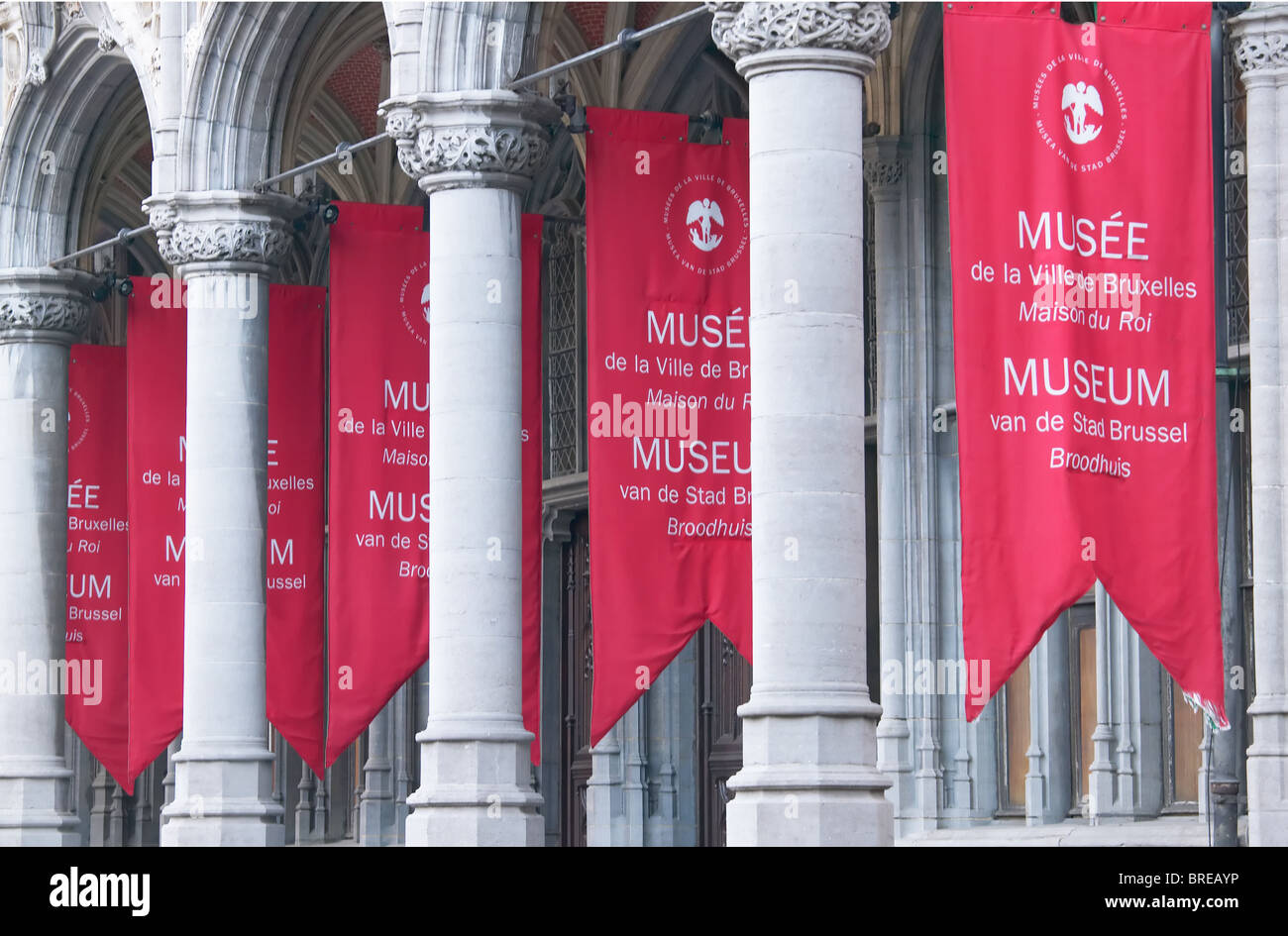 Accrocher les bannières rouge en face de la Musée de la Ville de Bruxelles (Musée de la ville de Bruxelles) à Bruxelles, Belgique. Banque D'Images