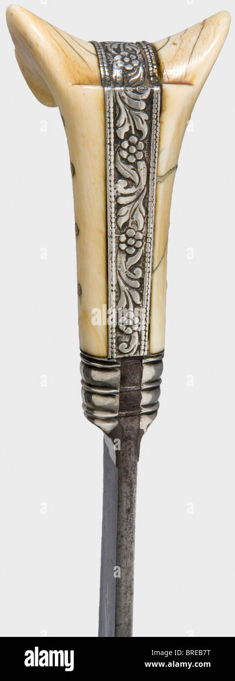 Une yatagan ottomane à montage argent, datée de 1779, Typiquement incurvée, à lame à un seul bord avec incrustations argentées décoratives des deux côtés, tugra, et la date '1193' (= 1779). Ferrules argentées. Écailles de grip ivoire, la gauche avec une rupture restaurée. Bracelet argenté décoré de motifs de fleurs et de vignes en relief. Barde d'argent très travaillé avec la riche décoration de relief, modifiée pendant la période d'utilisation, avec la décoration de filigree d'argent doré à la base. Longueur 73 cm. Historique, historique, XVIIIe siècle, Empire ottoman, throuing, throulages, lame, lames, arme de mêlée, , Banque D'Images