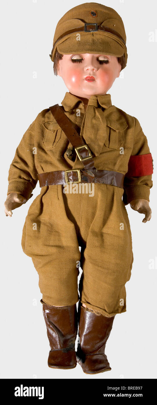 Une poupée Schildkröt, avec un mécanisme musical jouant la poupée Celluloïde 'Horst Wessel Song' avec uniforme sa et un chapeau de lin brun, les sangles et bottes en cuir synthétique. Dans la nuque le logo Schildkröt 'Allemagne' et le numéro '40'. Sur l'estomac une clé pour le mécanisme musical (toujours en fonctionnement). Hauteur env. 44,5 cm. Dans la boîte en carton originale de Schildkröt, y compris l'emballage extérieur. Caché dans une botte est une lettre dactylographiée de la 'Chancellerie du Führer du NSDAP' avec des instructions au membre du Parti Niederberger pour avoir la poupée spécialement enveloppée, comme moi, Banque D'Images