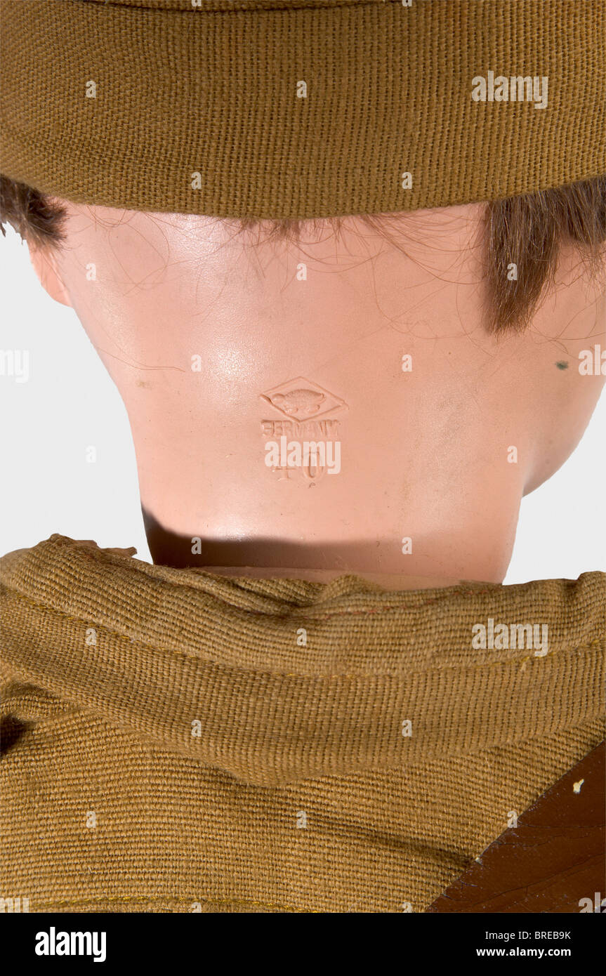 Une poupée Schildkröt, avec un mécanisme musical jouant la poupée Celluloïde 'Horst Wessel Song' avec uniforme sa et un chapeau de lin brun, les sangles et bottes en cuir synthétique. Dans la nuque le logo Schildkröt 'Allemagne' et le numéro '40'. Sur l'estomac une clé pour le mécanisme musical (toujours en fonctionnement). Hauteur env. 44,5 cm. Dans la boîte en carton originale de Schildkröt, y compris l'emballage extérieur. Caché dans une botte est une lettre dactylographiée de la 'Chancellerie du Führer du NSDAP' avec des instructions au membre du Parti Niederberger pour avoir la poupée spécialement enveloppée, comme moi, Banque D'Images