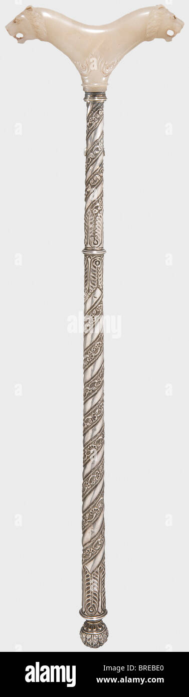 Une cruche indienne avec poignée en jade coupée, manche en jade gris clair D'Une pièce du XVIIe et du XVIIIe siècle avec deux têtes de lion sculptées sur les côtés sur une base aux motifs floraux coupés. L'arbre argenté (un peu plus tard) tapant est entouré d'un motif en spirale de la décoration florale gaufrée et a un pommeau sphérique. Longueur 61 cm historique, historique, XVIIIe siècle, objet, objets, photos, coupures, coupures, découpe, découpes, beaux-arts, art, art artistique, artistique, artistique Banque D'Images Une cruche indienne avec poignée en jade coupée, manche en jade gris clair D'Une pièce du XVIIe et du XVIIIe siècle avec deux têtes de lion sculptées sur les côtés sur une base aux motifs floraux coupés. L'arbre argenté (un peu plus tard) tapant est entouré d'un motif en spirale de la décoration florale gaufrée et a un pommeau sphérique. Longueur 61 cm historique, historique, XVIIIe siècle, objet, objets, photos, coupures, coupures, découpe, découpes, beaux-arts, art, art artistique, artistique, artistique Banque D'Images