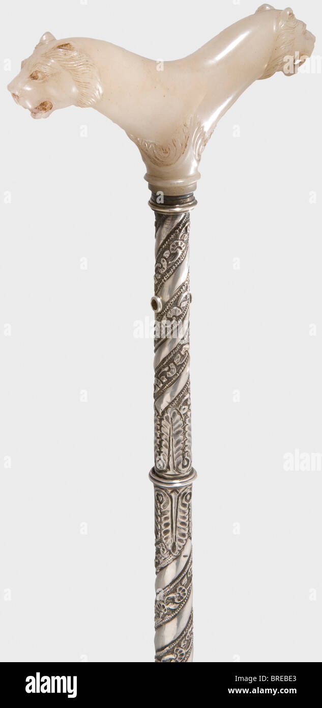 Une cruche indienne avec poignée en jade coupée, manche en jade gris clair D'Une pièce du XVIIe et du XVIIIe siècle avec deux têtes de lion sculptées sur les côtés sur une base aux motifs floraux coupés. L'arbre argenté (un peu plus tard) tapant est entouré d'un motif en spirale de la décoration florale gaufrée et a un pommeau sphérique. Longueur 61 cm historique, historique, XVIIIe siècle, objet, objets, photos, coupures, coupures, découpe, découpes, beaux-arts, art, art artistique, artistique, artistique Banque D'Images Une cruche indienne avec poignée en jade coupée, manche en jade gris clair D'Une pièce du XVIIe et du XVIIIe siècle avec deux têtes de lion sculptées sur les côtés sur une base aux motifs floraux coupés. L'arbre argenté (un peu plus tard) tapant est entouré d'un motif en spirale de la décoration florale gaufrée et a un pommeau sphérique. Longueur 61 cm historique, historique, XVIIIe siècle, objet, objets, photos, coupures, coupures, découpe, découpes, beaux-arts, art, art artistique, artistique, artistique Banque D'Images
