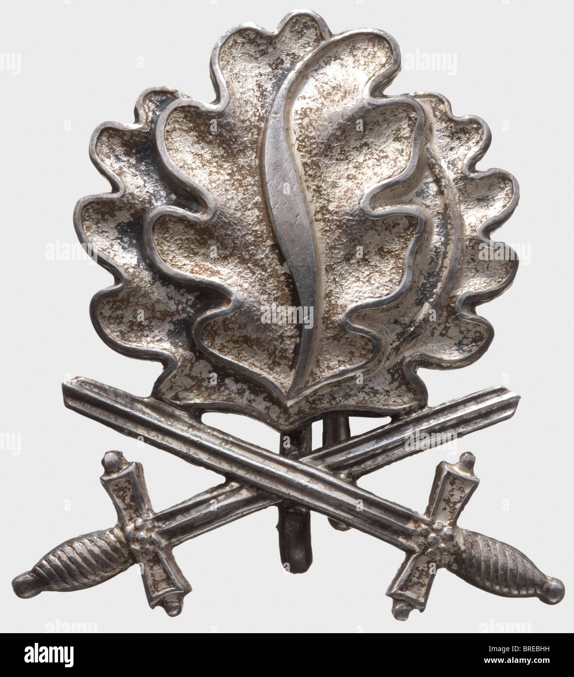 Oakleaves et Swords, à la Croix du Chevalier de la Croix de fer 1939 argent, question typique pour la firme Godet à Berlin avec des épées appliquées séparément, anneau de suspension serti (plié). Inverser les marques « 21 » et « 900 » du fabricant. Poids 8 g. Hauteur 27,5 mm, largeur 24,8 mm (OEK 3819). L'expertise actuelle de Niemann date de mai 2008. Historique, historique, 1930, XXe siècle, prix, prix, Reich allemand, Third Reich, époque nazie, national socialisme, objet, objets, photos, médaille, décoration, médailles, décorations, coupures, coupures, coupures, coupures, voix, Banque D'Images