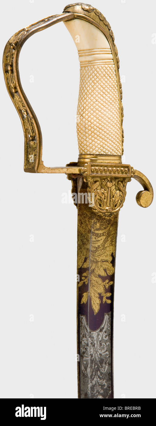 sabre d'officier anglais, premier trimestre du XIXe siècle lame incurvée avec gros fulers des deux côtés. Les deux tiers de la lame sont gravés, bleutés et dorés avec des trophées au milieu des motifs floraux décoratifs et de défilement. L'inscription de Maker 'Osborn et Gunby's Justifié' à l'envers. Hile à agitation simple. Les languets, la plaque arrière de poignée et l'arceau percé affichent une décoration en acanthus finement ciselée. Poignée ivoire. Barde cuir avec fixations gravées et dorées. Lame tachée aux endroits. Doré usé. Le scrabbard en cuir montre l'allure craquelure et a un sm, Banque D'Images