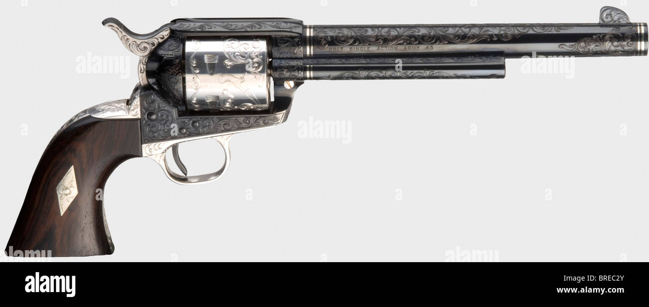 Un Colt SAA « modèle esquicentennal », Un des 50, cal..45 LC, no 2 100 SC. Alésage brillant, longueur 7 1/2', fabricant, modèle et calibre marqués sur la surface supérieure gauche et droite. Quatre anneaux incrustés d'or blanc. Cylindre, protection de déclenchement et cadre de poignée plaqué argent. En bas de la signature de télécopie de GRIP Samuel Colt. Toutes les pièces avec gravure de vigne fine. Empiècements en bois sombre tropical. Livré avec un boîtier en bois incrusté de velours rouge. L'étui contient douze cartouches factices, une médaille en l'honneur du sesquicentenvial de Samuel Colt ainsi que le livre « The Arms Collection of Colon, Banque D'Images