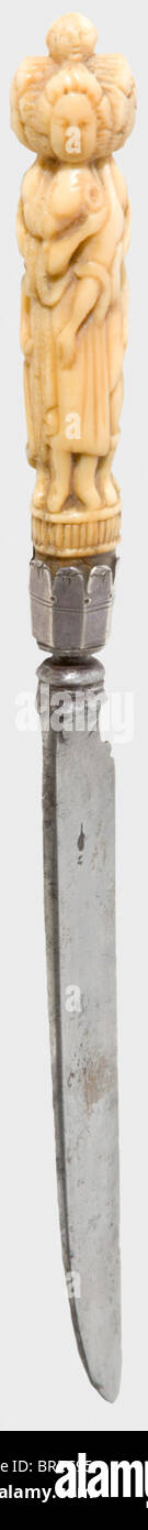 Un couteau flamand à manche ivoire, une lame droite du XVIIe siècle avec le dos tombant vers le point, et une marque smith estampillée d'un côté. Un balustre ciselé à la base de la lame. Ferrule octogonale argent. Manche en ivoire de morse finement sculpté montrant quatre figures féminines (Les Vertus), dont l'espoir (les Spes) avec une ancre. La lame est légèrement lâche dans la poignée. Longueur 23 cm. Historique, historique, peuple, XVIIe siècle, dagger, poignards, throuting, propulseurs, bâton, arme, armes, armes, armes, armes, dispositif de combat, objet, objets, photos, clipper, Banque D'Images Un couteau flamand à manche ivoire, une lame droite du XVIIe siècle avec le dos tombant vers le point, et une marque smith estampillée d'un côté. Un balustre ciselé à la base de la lame. Ferrule octogonale argent. Manche en ivoire de morse finement sculpté montrant quatre figures féminines (Les Vertus), dont l'espoir (les Spes) avec une ancre. La lame est légèrement lâche dans la poignée. Longueur 23 cm. Historique, historique, peuple, XVIIe siècle, dagger, poignards, throuting, propulseurs, bâton, arme, armes, armes, armes, armes, dispositif de combat, objet, objets, photos, clipper, Banque D'Images