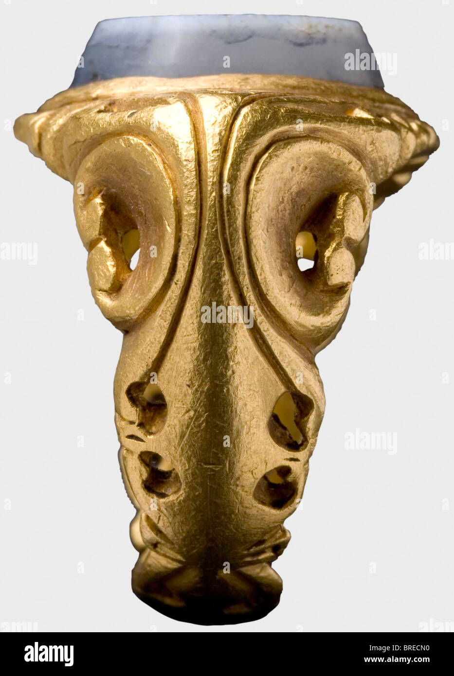 Un anneau d'or romain avec un bijou agate, 3ème/4ème siècle A.D. bande lourde avec richement gravé décoration de travail ouvert. Un ensemble bleu d'agate superposé en haut, sculpté avec la tête de Minerva. Nettoyage de la découverte d'excavation. Poids 34 g. historique, historique, ancien monde, ancien monde, ancien temps, objet, objets, photos, découpe, découpe, découpe, découpes, bijoux, bijoux, noble, précieux, Banque D'Images