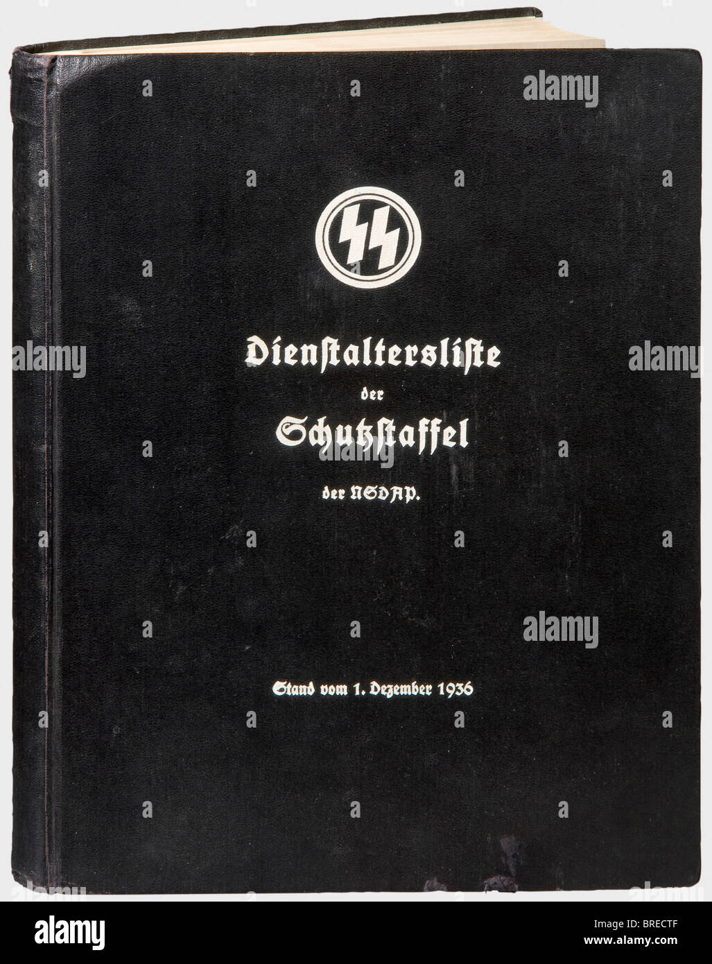 Une liste d'ancienneté SS, au 1er décembre 1936 Préparée par le bureau du personnel du Reichsführer-SS. Environ 7 900 officiers, inscrits par grade de service (Obergrupenführer à Untersturmführer) avec des détails sur les affectations, les numéros de parti et de SS, la date de naissance, la date de chaque promotion, l'attribution de l'anneau de tête de décès, l'épée d'honneur de SS, l'ordre du sang, etc. Expulsés ou séparés des écoles de leadership. Volume noir (entaillé en bas) avec les runes et les lettres marquées en blanc. Documents de fin avec le cachet de l'inventaire 'es Reichsführers-SS, Banque D'Images