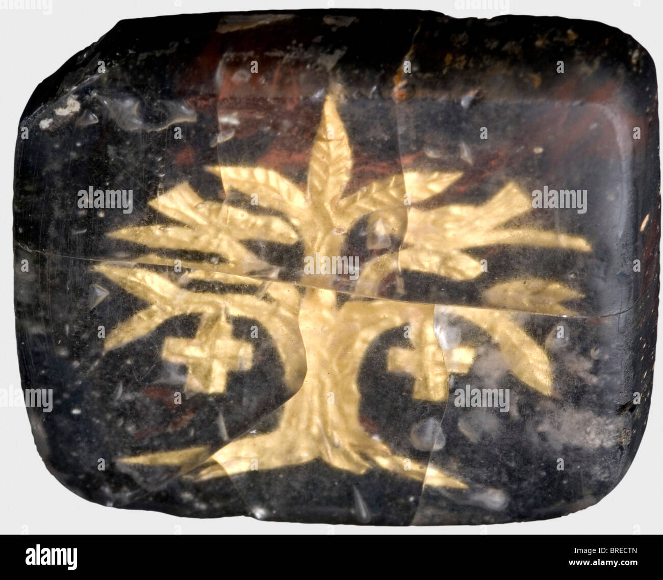 Médaillon d'élec byzantin, panneau en verre double couche de la place A.D. du 8ème au 10ème siècle. Une couche de verre transparente fusionnée sur une base de verre opaque noirci avec un arbre de vie, finement fait en relief sur la feuille d'or, scellé entre eux. Deux croix et deux oiseaux assis dans les branches de l'arbre. Nettoyage de la découverte d'excavation. Fissures dues à l'âge. Dommage sur le coin supérieur gauche. Dimensions 48 x 46 mm. Historique, historique, ancien monde, ancien monde, ancien temps, objet, objets, photos, découpe, découpe, découpe, découpe, beaux-arts, art, art, art, art, art, Banque D'Images