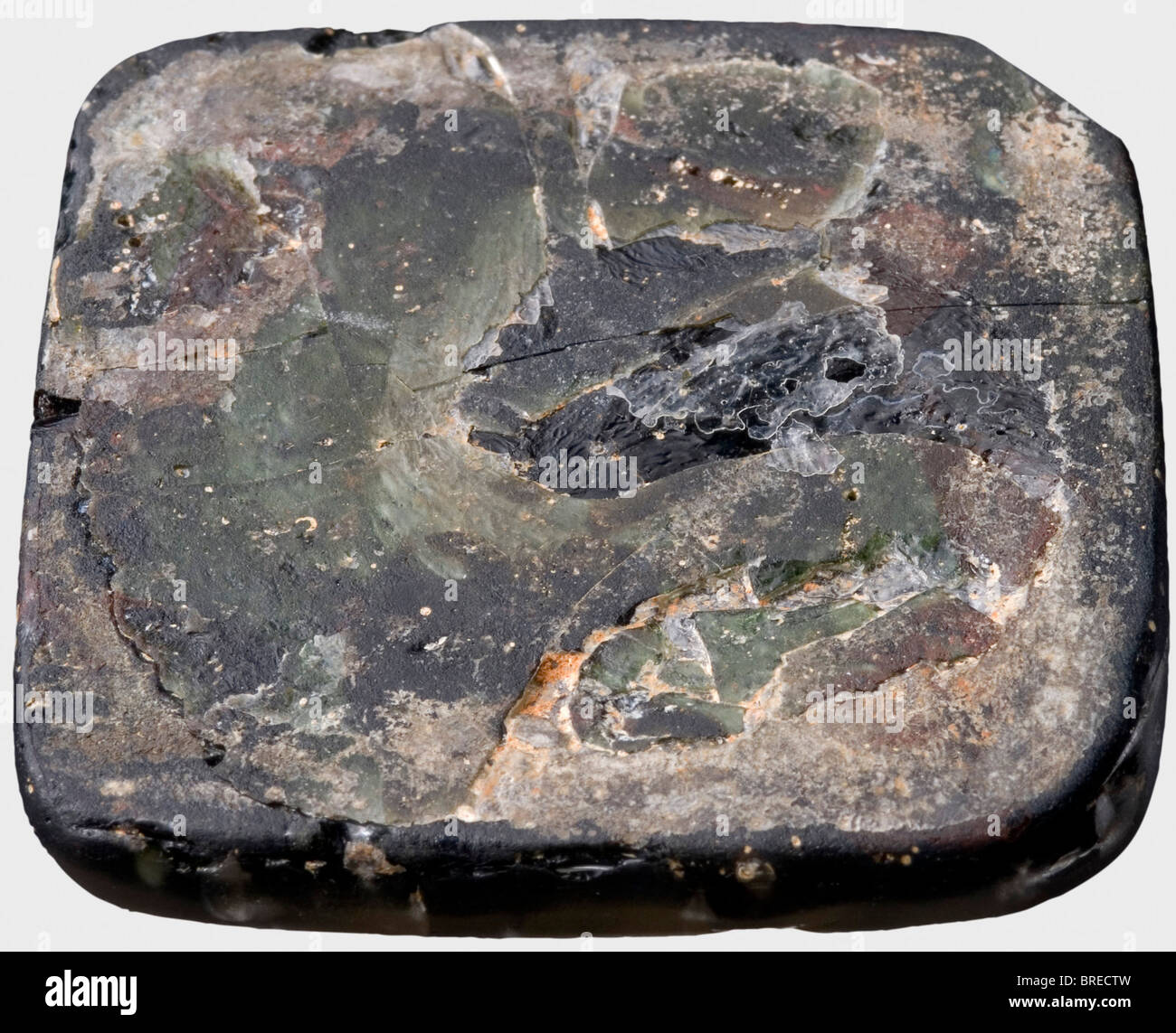 Médaillon d'élec byzantin, panneau en verre double couche de la place A.D. du 8ème au 10ème siècle. Une couche de verre transparente fusionnée sur une base de verre opaque noirci avec un arbre de vie, finement fait en relief sur la feuille d'or, scellé entre eux. Deux croix et deux oiseaux assis dans les branches de l'arbre. Nettoyage de la découverte d'excavation. Fissures dues à l'âge. Dommage sur le coin supérieur gauche. Dimensions 48 x 46 mm. Historique, historique, ancien monde, ancien monde, ancien temps, objet, objets, photos, découpe, découpe, découpe, découpe, beaux-arts, art, art, art, art, art, Banque D'Images