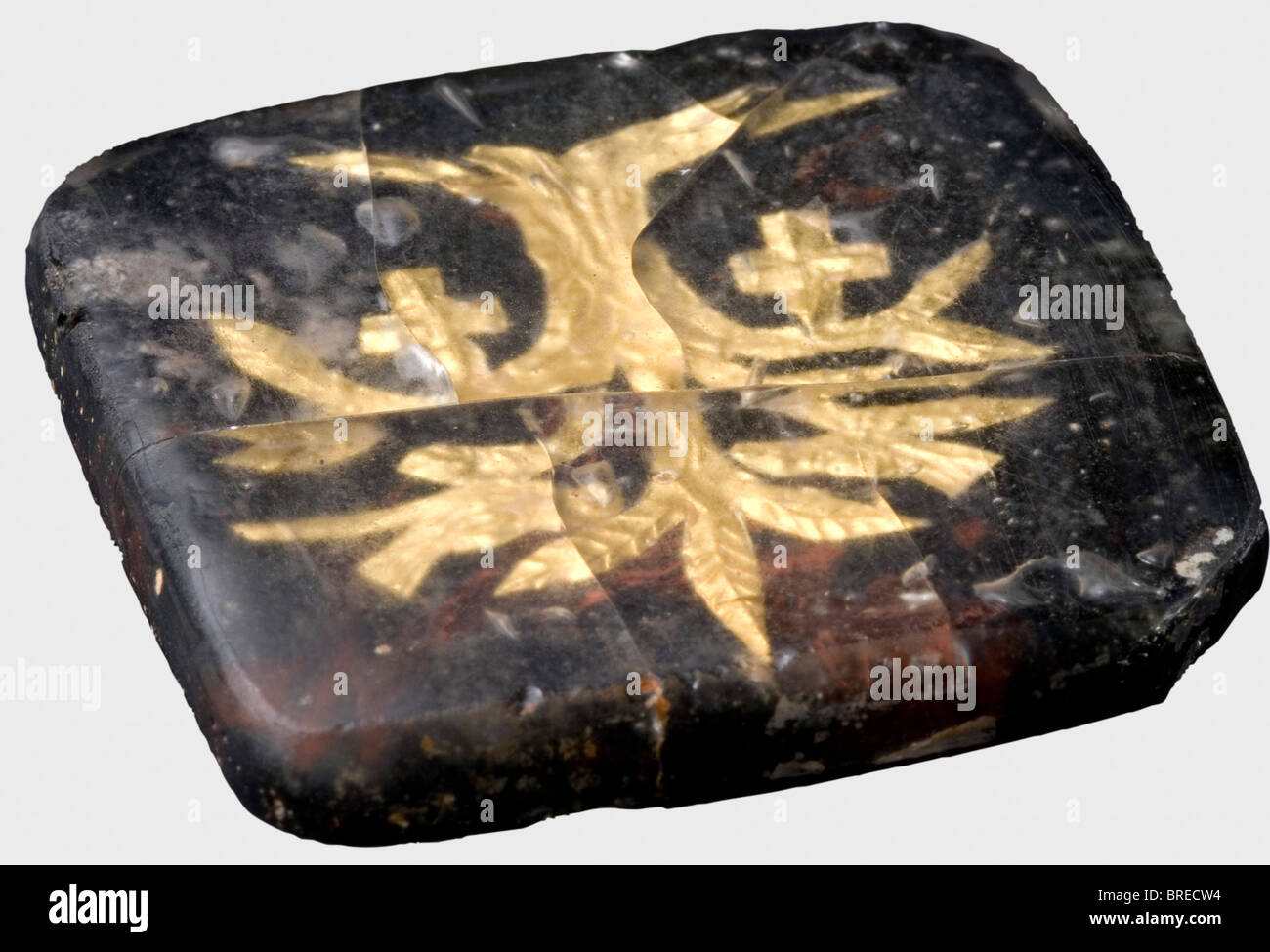 Médaillon d'élec byzantin, panneau en verre double couche de la place A.D. du 8ème au 10ème siècle. Une couche de verre transparente fusionnée sur une base de verre opaque noirci avec un arbre de vie, finement fait en relief sur la feuille d'or, scellé entre eux. Deux croix et deux oiseaux assis dans les branches de l'arbre. Nettoyage de la découverte d'excavation. Fissures dues à l'âge. Dommage sur le coin supérieur gauche. Dimensions 48 x 46 mm. Historique, historique, ancien monde, ancien monde, ancien temps, objet, objets, photos, découpe, découpe, découpe, découpe, beaux-arts, art, art, art, art, art, Banque D'Images