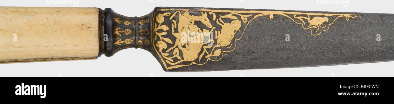Un kard persan doré, vers 1800, une lame robuste en laine-Damas avec des rainures en lignes de cheveux coupées à l'arrière. Lions et antilopes au milieu de la décoration florale incrustée d'or des deux côtés à la base de la lame, sur la ferrule et sur le cadre de la poignée. Écailles de préhension en ivoire de morse intactes d'une longueur de 32,7 cm. Historique, historique, XIXe siècle, Empire persan, objet, objets, photos, coupures, coupures, coupures, formation, propulsions, armes à main, armes à main, armes de mêlée, armes de mêlée, main, lame, pales, armes, armes, armes, armes, bras, armes, armes, Banque D'Images