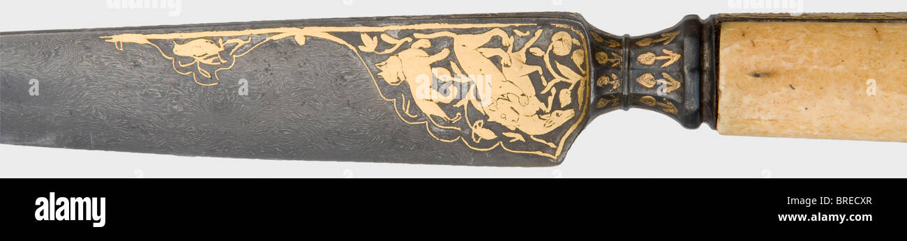 Un kard persan doré, vers 1800, une lame robuste en laine-Damas avec des rainures en lignes de cheveux coupées à l'arrière. Lions et antilopes au milieu de la décoration florale incrustée d'or des deux côtés à la base de la lame, sur la ferrule et sur le cadre de la poignée. Écailles de préhension en ivoire de morse intactes d'une longueur de 32,7 cm. Historique, historique, XIXe siècle, Empire persan, objet, objets, photos, coupures, coupures, coupures, formation, propulsions, armes à main, armes à main, armes de mêlée, armes de mêlée, main, lame, pales, armes, armes, armes, armes, bras, armes, armes, Banque D'Images