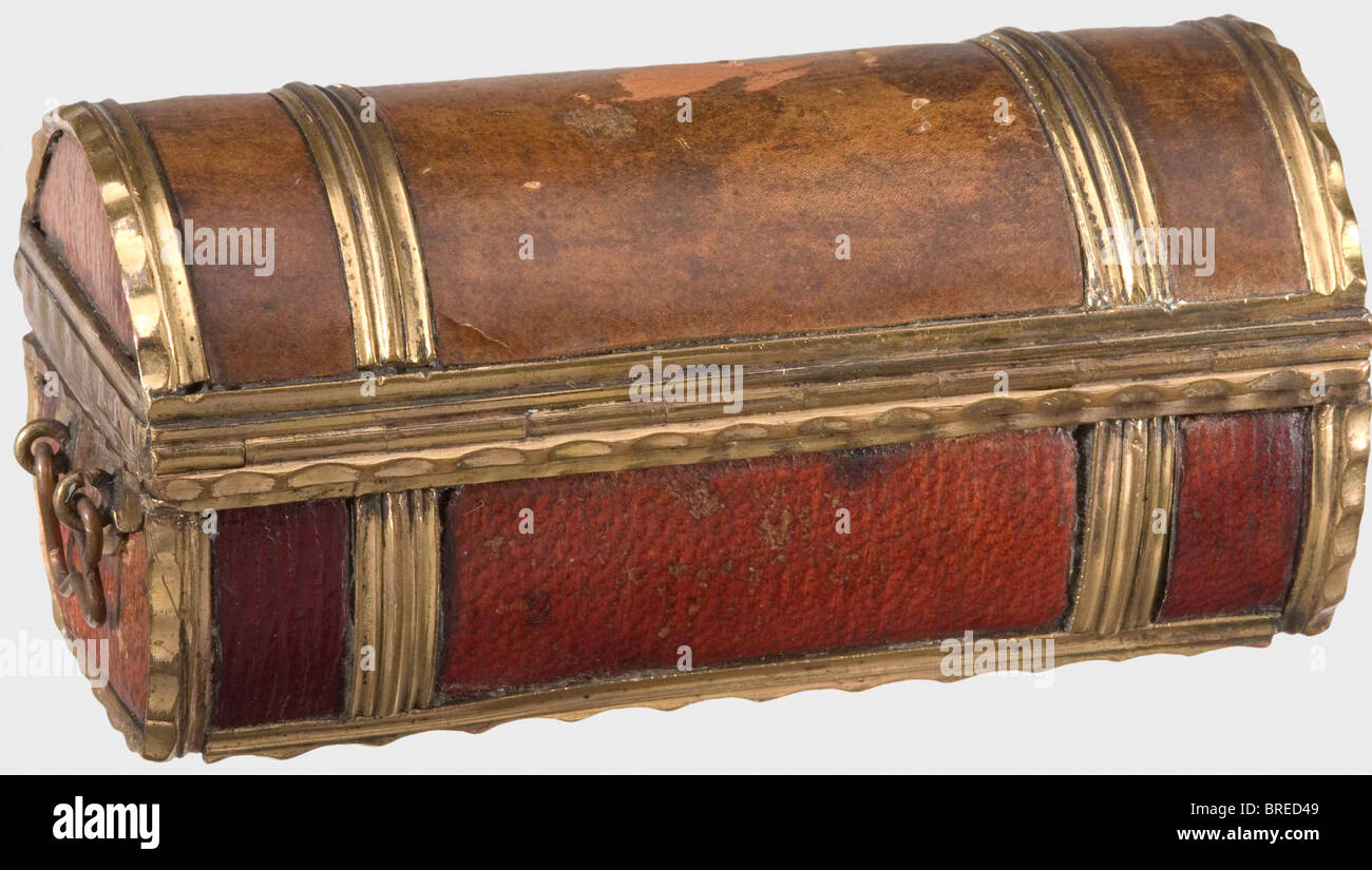 Une boîte à priser en forme de coffre, 2ème moitié de la boîte en cuivre doré au XVIIIe siècle sous la forme d'un coffre de voyageur, avec une housse en cuir collée sur l'extérieur. Fixations finement fabriquées avec deux petites cadenas suspendus à l'avant (non fonctionnelles) et deux poignées de transport mobiles sur les côtés (une remplacée). Le fond est recouvert de cuir d'origine marocain rouge, le revêtement de cuir de couleur naturelle sur le couvercle est un remplacement. Largeur 9 cm. Historique, historique, XVIIIe siècle, artisanat, artisanat, artisanat, objets, objets, photos, découpe, coupures, , Banque D'Images
