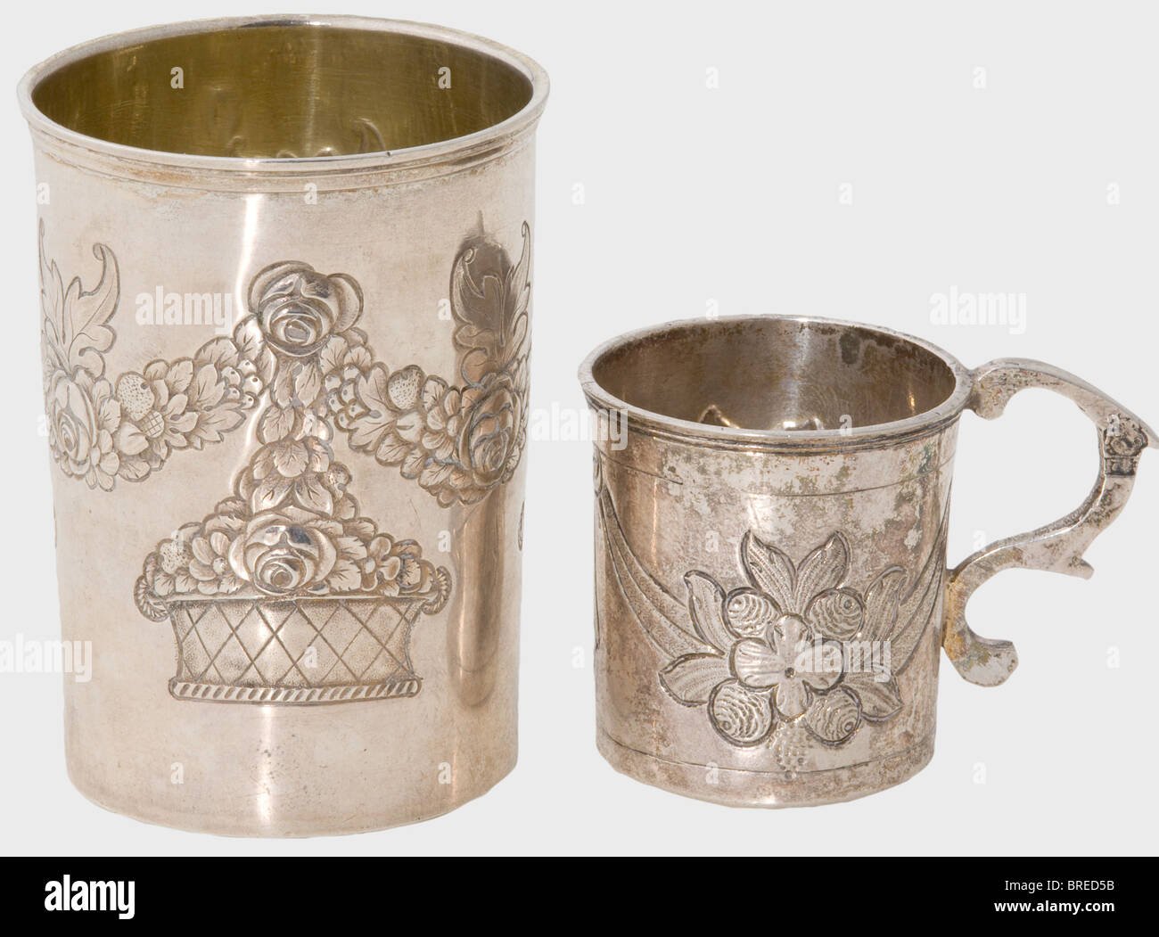 Une tasse de vodka argentée, Matvey Gretschuschnikov, Moscou, 1824 argent avec des restes de dorures à l'intérieur, gaufré et gravé de motifs floraux. La marque du maître cyrillique, 'M GRE', la marque de Moscou '84', la marque du maître d'inspection cyrillique, 'ND' et l'année '1824' se trouvent en bas. Hauteur 7,3 cm. Poids 77 g. Aussi une petite tasse argentée de vodka de Moscou avec poignée et gravure florale. Marqué pour l'année 1783 sur le fond. Poids 38 g. historique, historique, XIXe siècle, navire, vaisseaux, objet, objets, photos, découpe, coupures, découpe, découpe, découpe, découpe, découpe, Banque D'Images