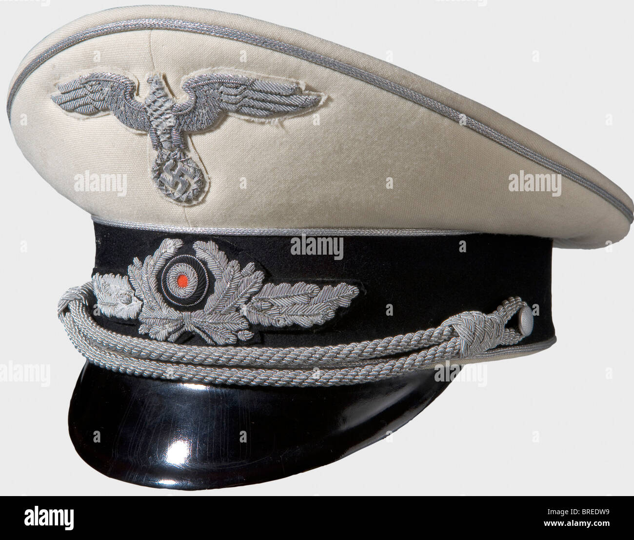 Franz von Papen (1879 - 1969), une casquette de service d'été pour l'uniforme diplomate fin, lin blanc avec bande à capuchon noir et passepoil argent, aigle de fête brodé argent sur fond blanc, couronne à capuchon brodé argent sur dos noir et cordon à capuchon argent. Doublure en soie de couleur crème avec les armoiries de la famille von Papen sur l'étiquette intérieure. Les insignes sont légèrement oxydés. En 1932, Franz von Papen a été nommé chancelier de Reich par le président du Reich Paul von Hindenburg, en 1933 - 1934, il a été vice-chancelier au cabinet d'Hitler, en tant qu'ambassadeur, il a joué, Banque D'Images