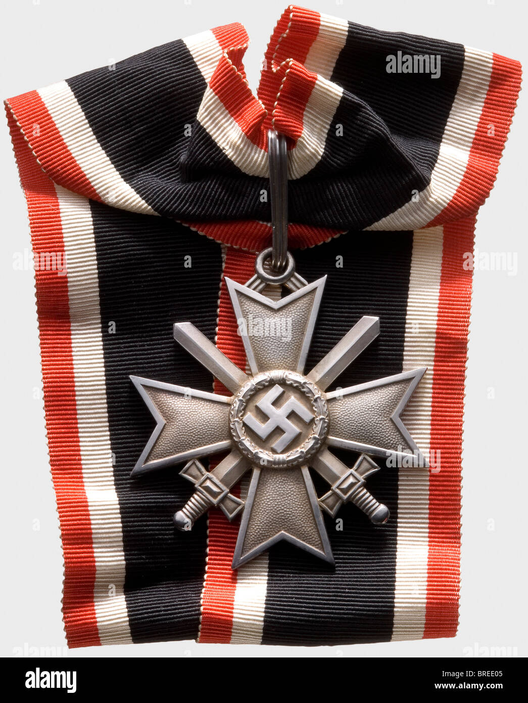 Une croix de mérite de guerre avec des mots, une croix de Chevalier, en argent, frappé '900' dans le bras transversal inférieur, poids 39,08 g, marque du fabricant '1' pour Deschler, Munich. Bords polis, anneau de suspension en ruban côtelé, ruban à col cousu. L'étui de présentation Blue Award avec insert en velours noir et doublure en soie artificielle argentée est inclus. Indéniablement, une pièce contemporaine, avec le cas rare (quelque peu dédfié). Historique, historique, 1930, 1930, XXe siècle, prix, prix, Reich allemand, Third Reich, époque nazie, socialisme national, objet, objets, photos, médaille, décoration, meda, Banque D'Images