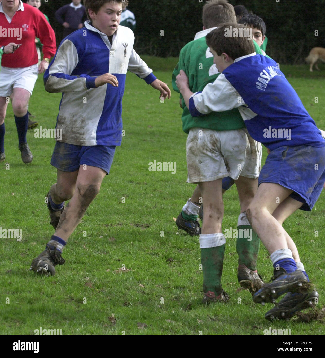 Les jeunes joueurs de rugby inter-clubs de jeux et recevoir une formation structurée. Adaptation à toutes les formes et tailles. Au Royaume-Uni. Banque D'Images