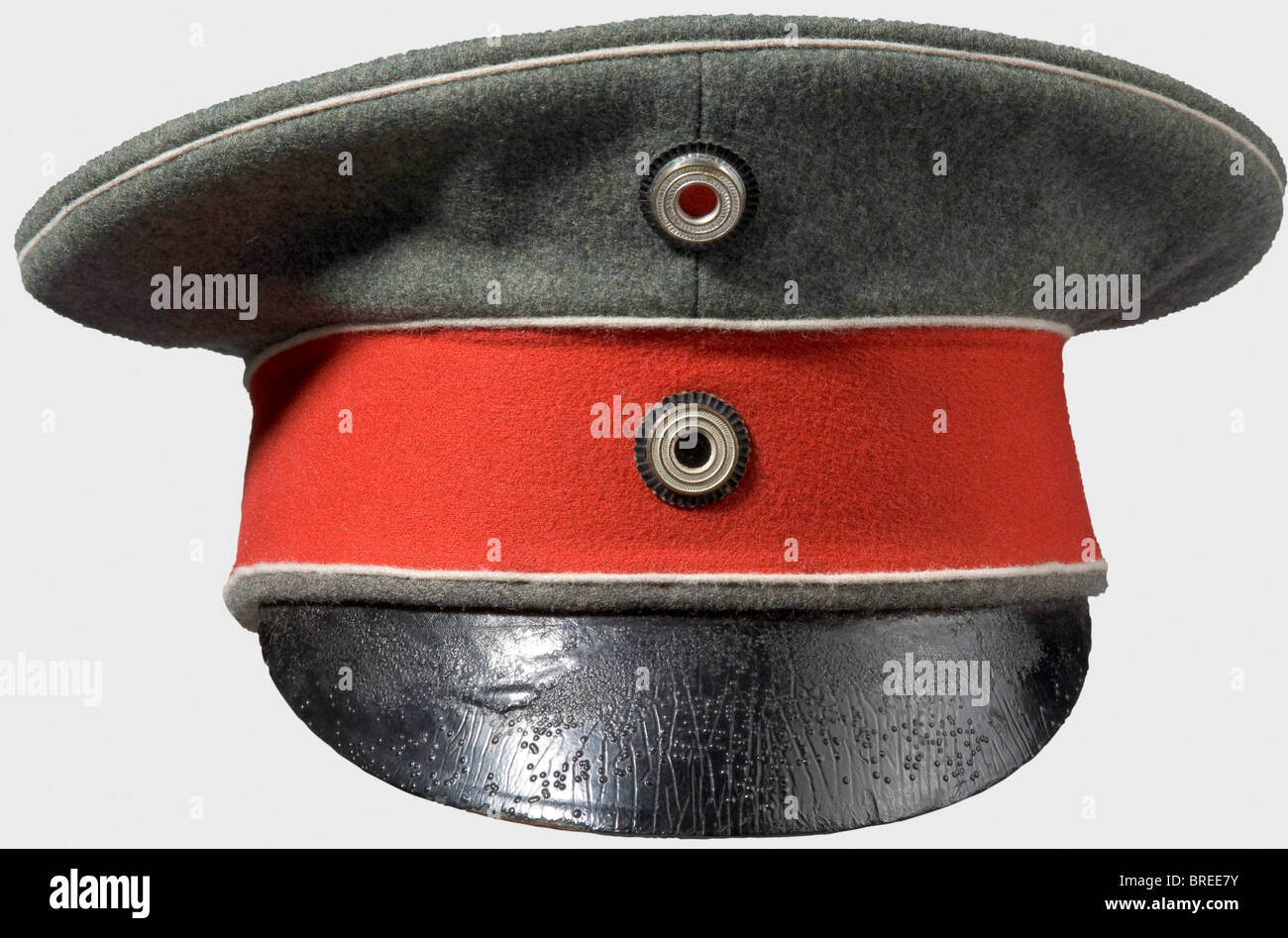 Un modèle gris champ de 1908 CAP pour officiers, de la couverture gris de  campagne du régiment de Garde du corps, de la bande rouge-pavot, de la  tuyauterie blanche, des blades d'officier