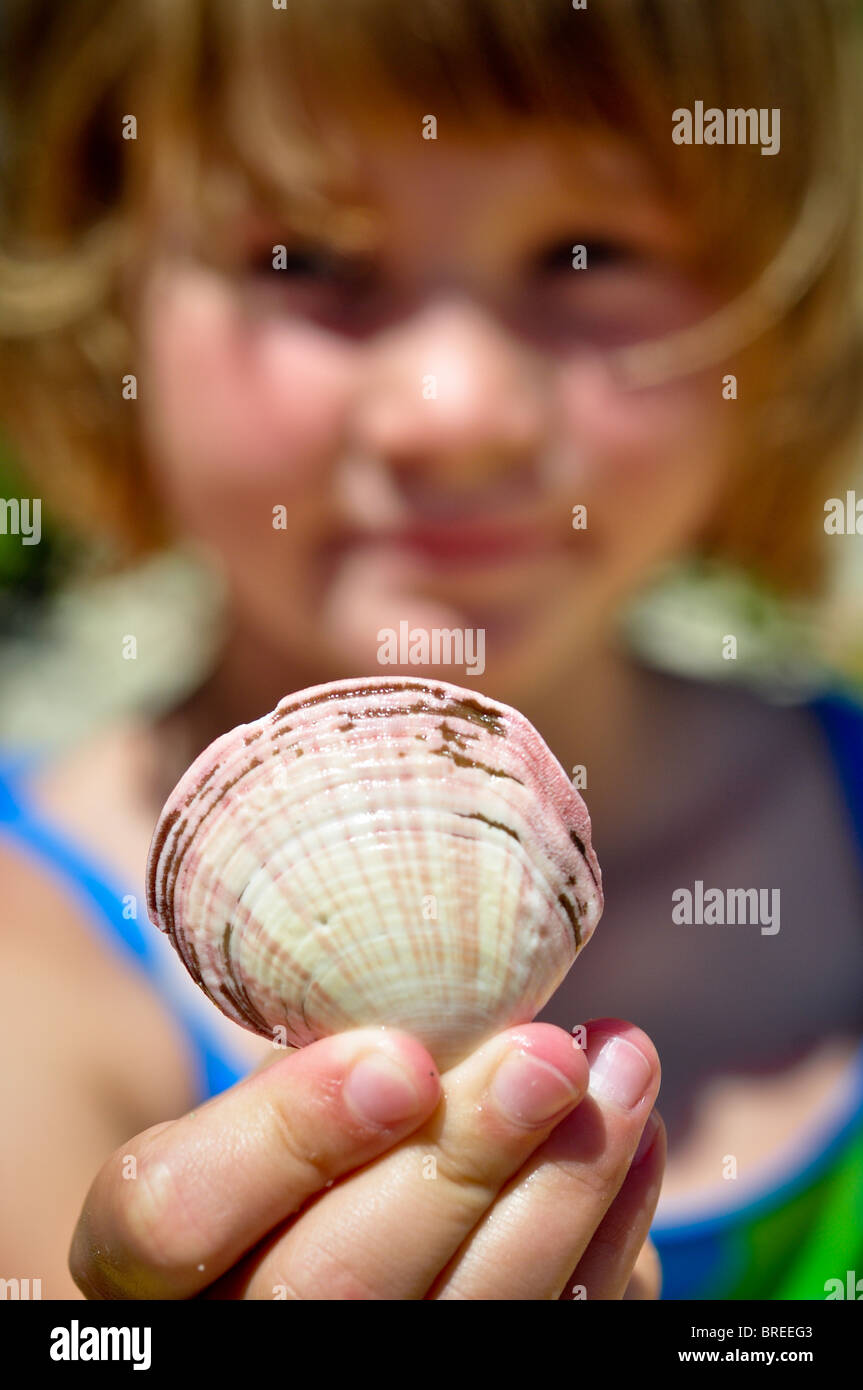 Jeune fille sur la plage de collecte Banque D'Images