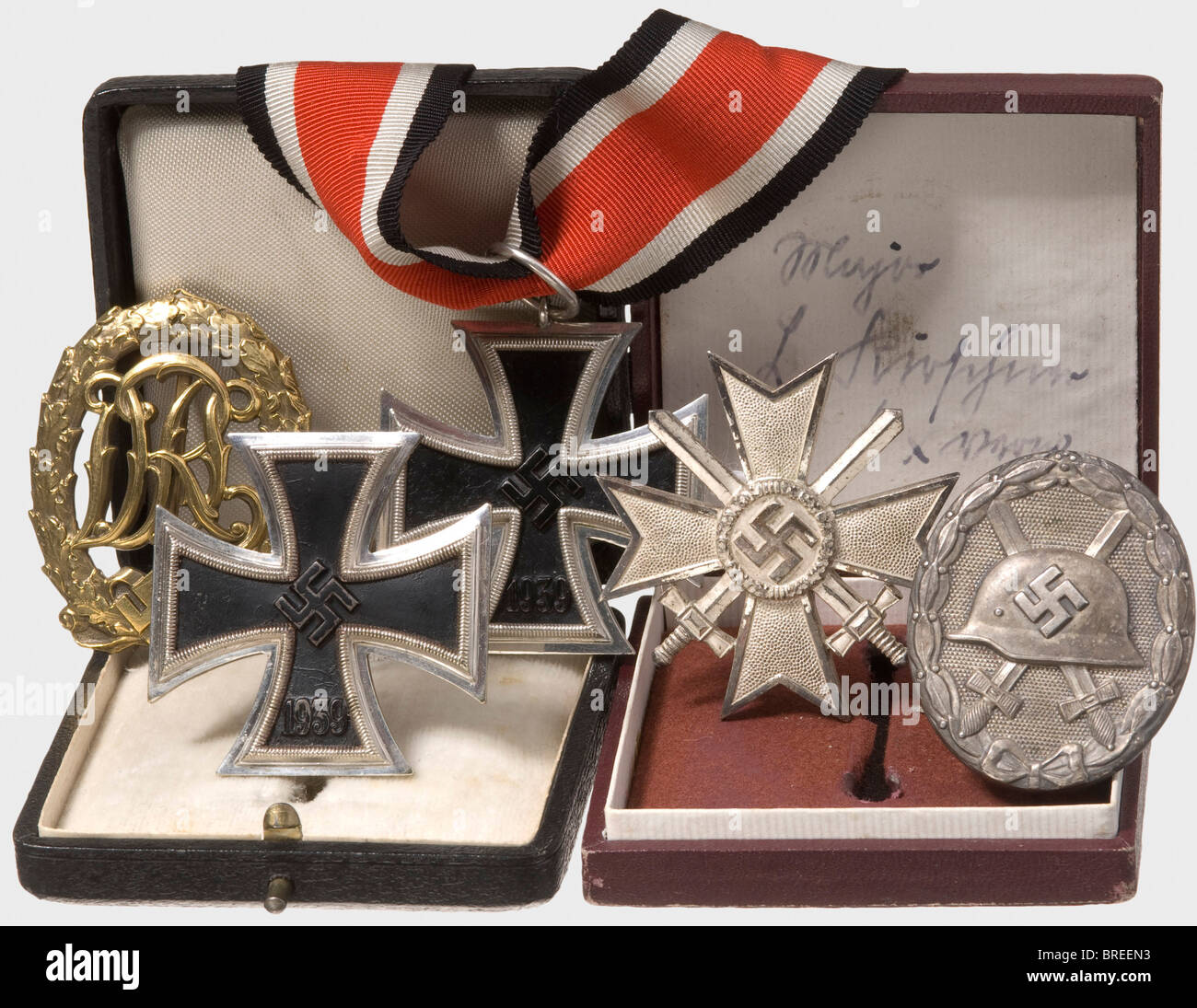 Une croix allemande en or, et d'autres décorations Croix allemande en or, problème de lumière avec quatre rivets creux, le dessous de l'aiguille de fixation a pointé '20' (Zimmermann/Pforzheim), poids 44 g. (OEK 3839). Dans un cas plus récent. Il comprend une barre de trois pièces avec la Croix de fer 2ème classe de 1939, la Croix du mérite de guerre 2ème classe avec les épées et la Médaille du front oriental. Aussi une Croix de fer 1ère classe de 1939 (en boîtier), une Croix de fer 2ème classe de 1939, une Croix de mérite de guerre 1ère classe, un insigne de chien en argent avec cas rouge, un insigne de sport de Reich en bronze, ainsi que deux cintres (un cus, Banque D'Images