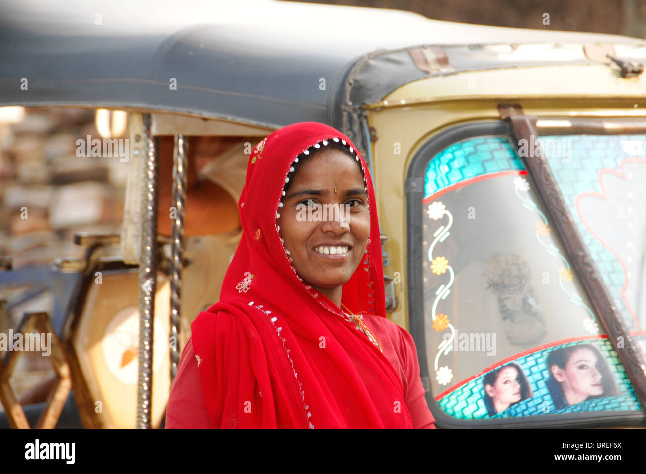 Jeune femme indienne à un roadhouse près d'Udaipur, Rajasthan, Inde du Nord, l'Asie Banque D'Images