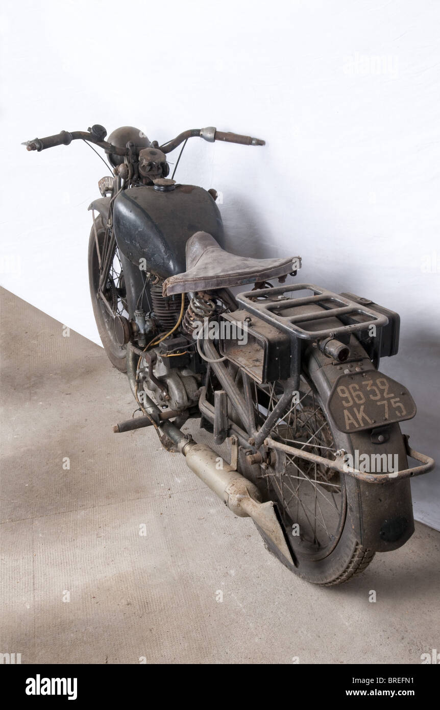 Véhicules MILITAIRES, moto DKW 200, série SB, Numéro de la série de DKW RT,  la SB assura à la marque un sucès sans égal. En 1937, DKW est le premier  constructeur mondial