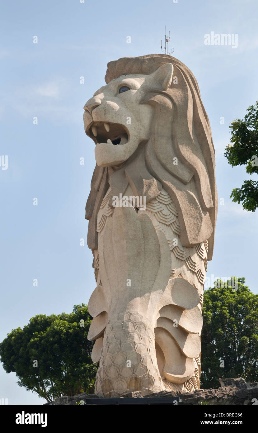 Les 37 mètres de haut de la statue du Merlion sur l'île de Sentosa, Singapour Banque D'Images