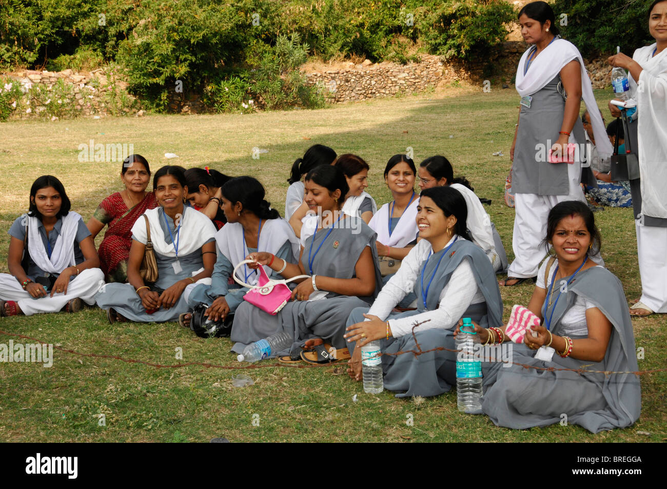 Les jeunes femmes indiennes, les étudiants, dans un parc près de Kota, Rajasthan, Inde du Nord, l'Asie Banque D'Images
