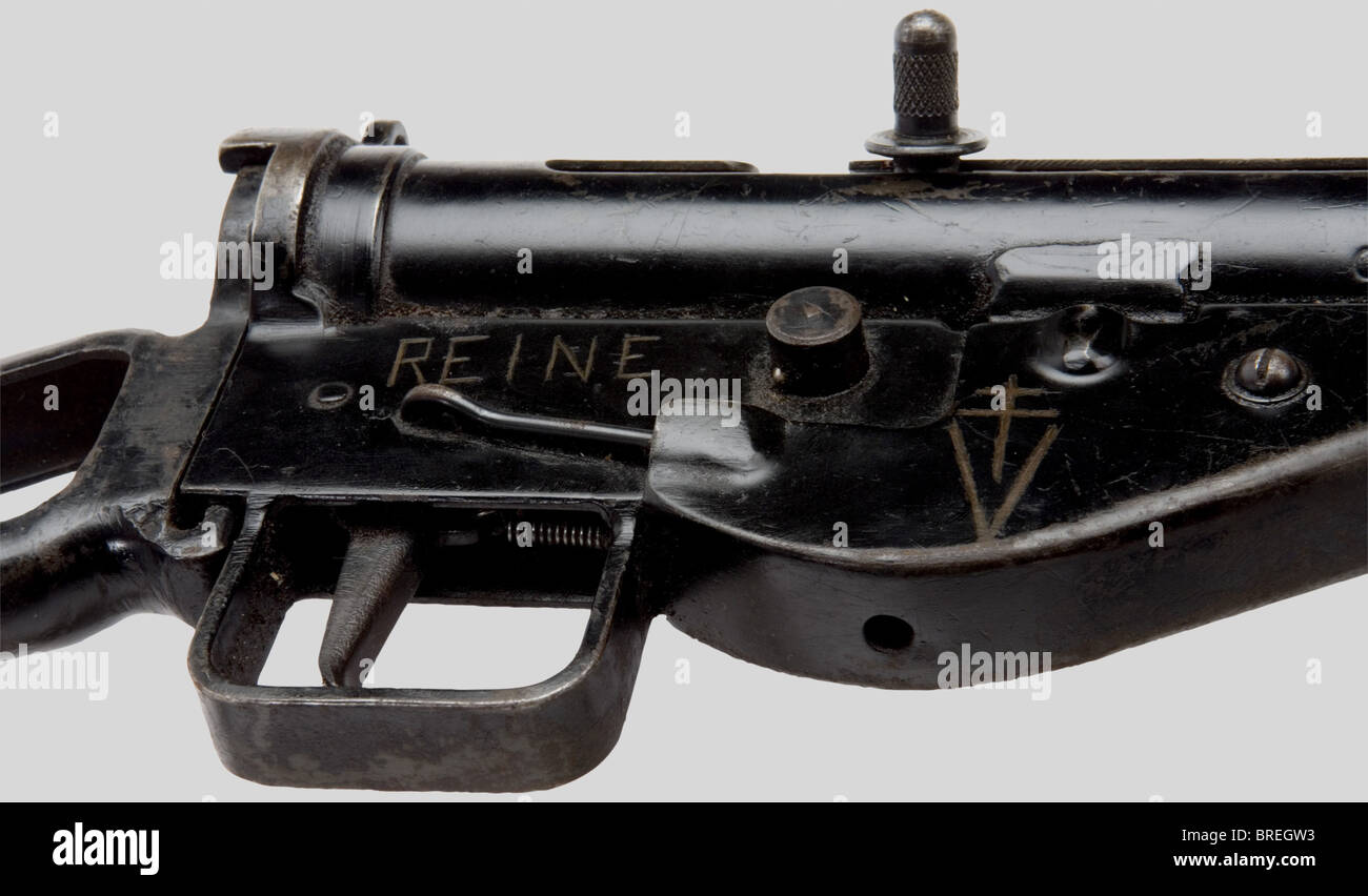 Armes à feu, STEN MK II, à crosse squelette, calibre 9 mm Parabelum. Lasée noir, marque ressort Explorateur, beau canon gravé artistiement 'Kervela RCPF' et de l'autre côté 'RESINE' avec une croix de Lorraine et le 'V' de victoire. Rare modèle personnaleté par un membre de la résistance. Première catégorie sous conditions générales, , Banque D'Images