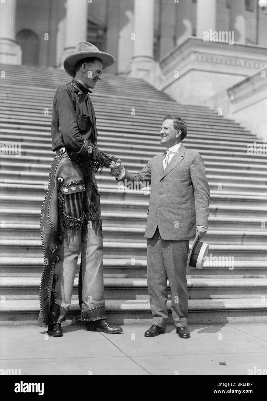 Vintage photo c1919 de 7ft 6in tall Ralph 'Tex' Madsen (1897 - 1948) - le soi-disant "plus grand cowboy dans le monde". Banque D'Images