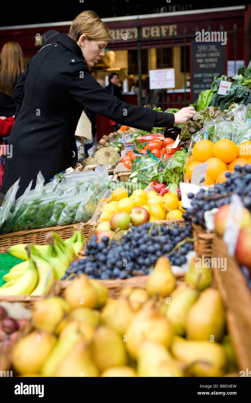 Borough Market shooing client pour les fruits et légumes Banque D'Images