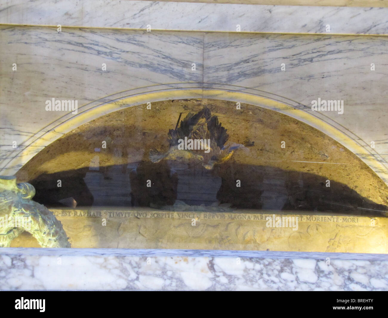 L'Italie, Rome, la tombe de l'artiste Raphael (1483-1520) au sein de la grande Rome Panthéon bombé Banque D'Images