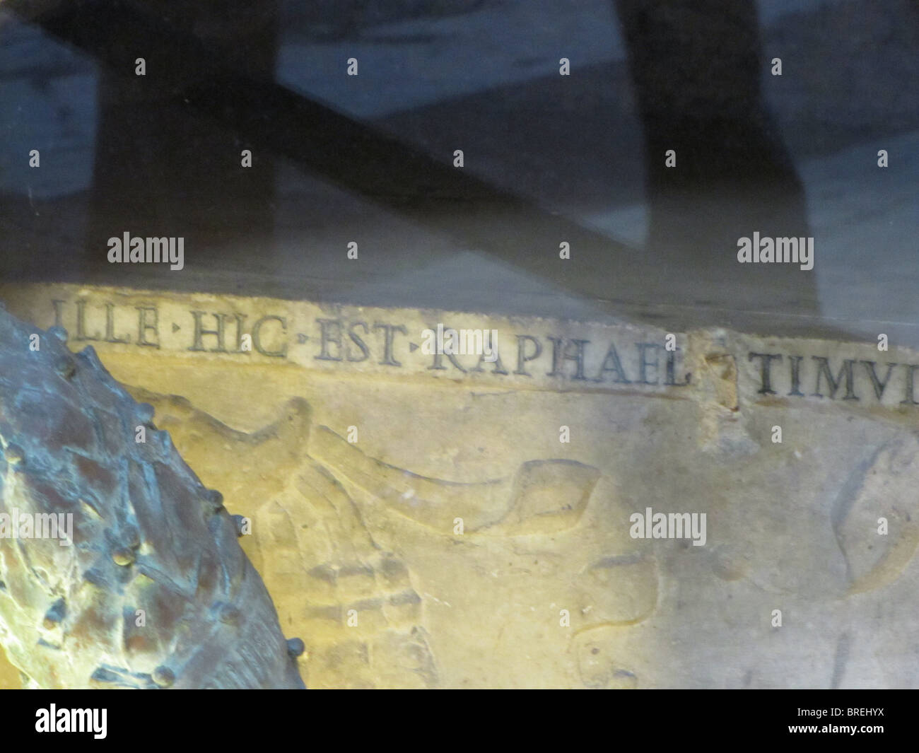 L'Italie, Rome, la tombe de l'artiste Raphael (1483-1520) au sein de la grande Rome Panthéon bombé Banque D'Images