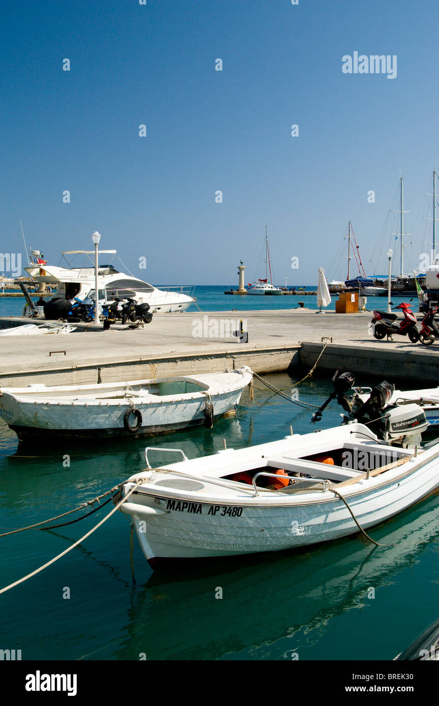 Bateaux amarrés dans le port de Mandraki rhodes rhodes Dodécanèse Grèce Banque D'Images