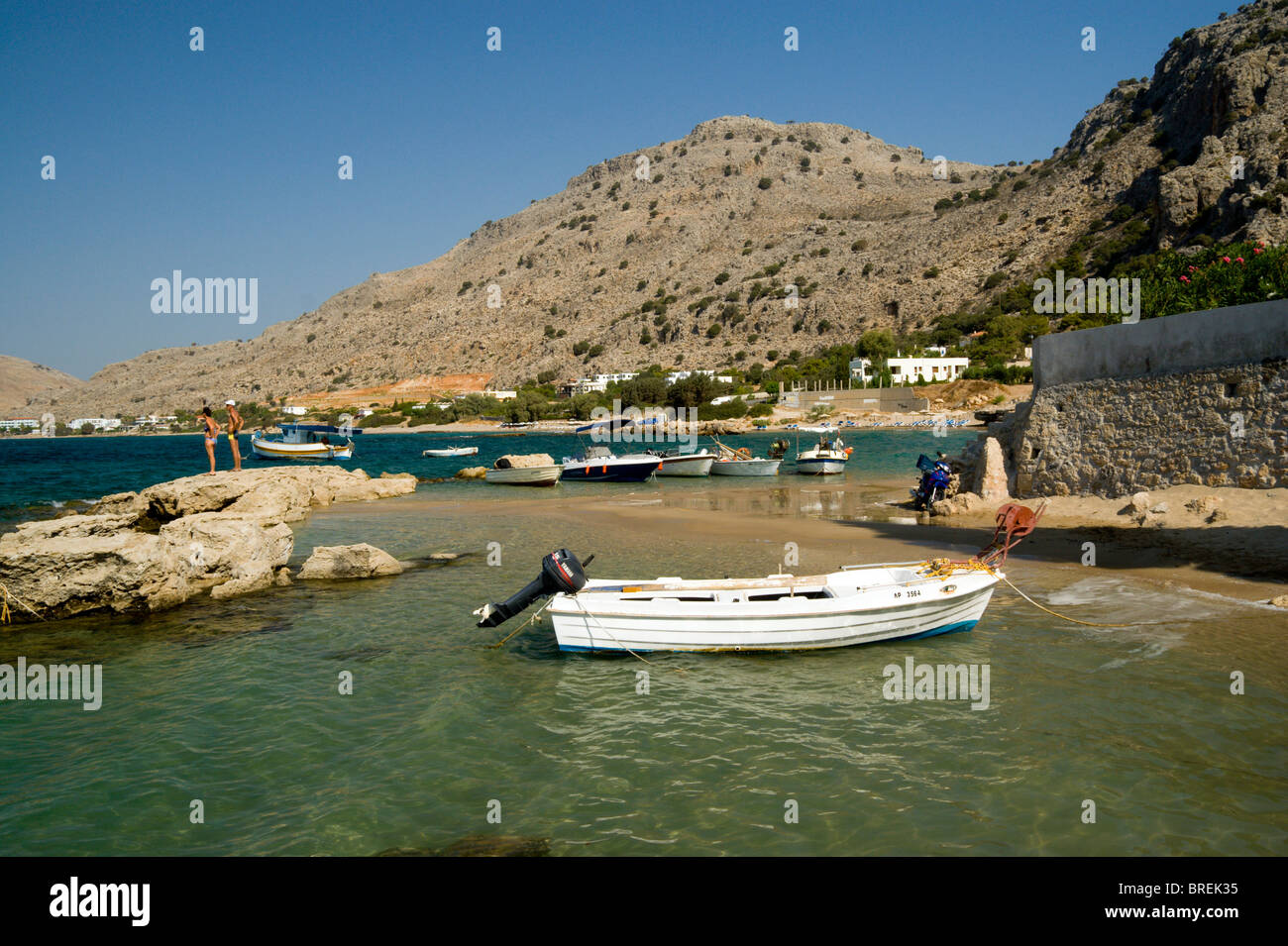 Les bateaux et les montagnes pefkos lindos Rhodes Grèce Banque D'Images