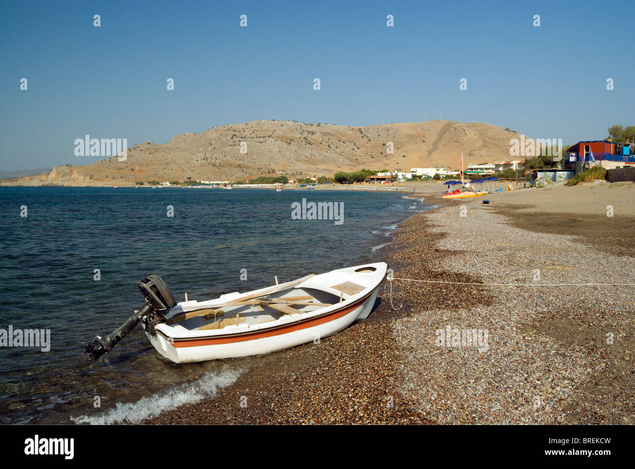 Les bateaux et les montagnes lardos lindos rhodes Dodécanèse Grèce Banque D'Images