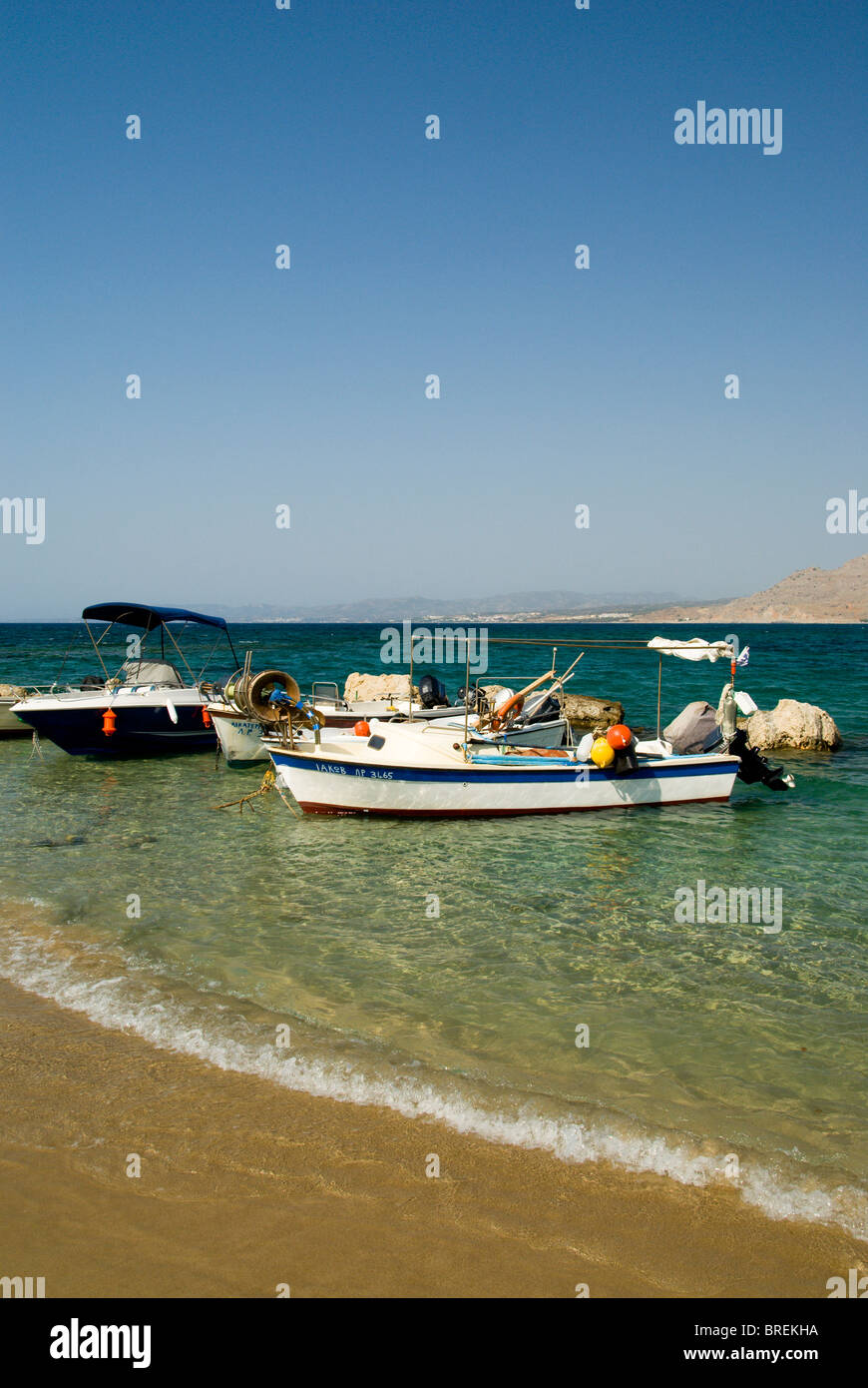 Les bateaux et les montagnes pefkos lindos rhodes Dodécanèse Grèce Banque D'Images