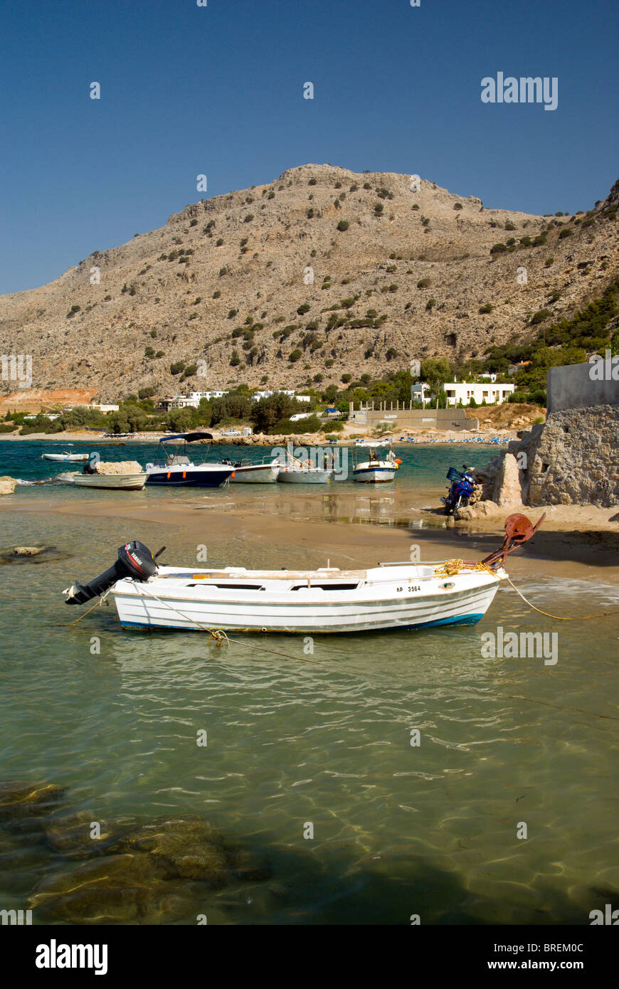Les bateaux et les montagnes pefkos lindos rhodes Dodécanèse Grèce Banque D'Images