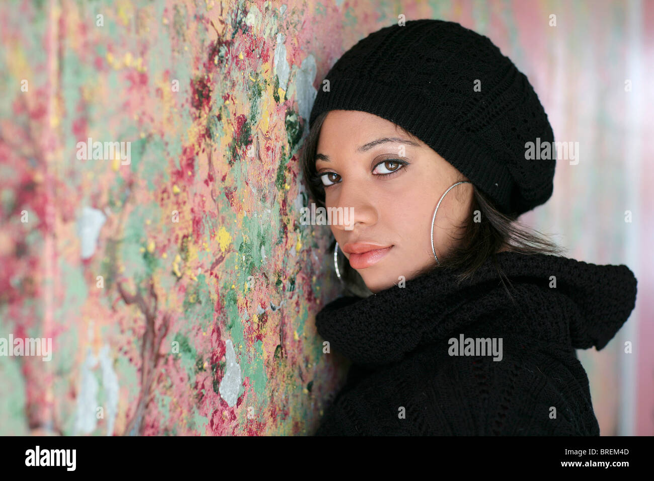 Une jeune femme portrait Portrait en extérieur sur un mur de pierre de couleur Banque D'Images