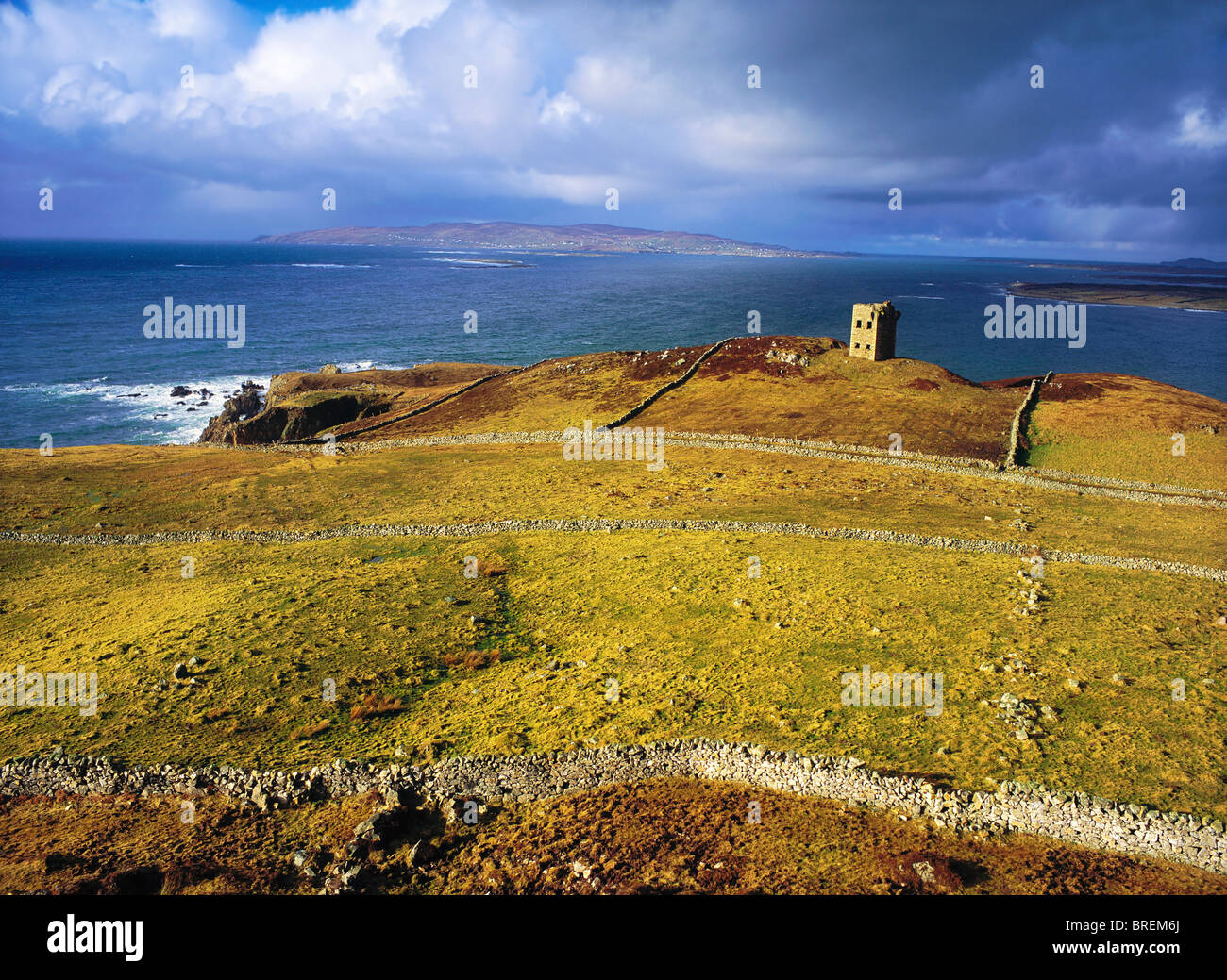 Crohy Head, Roanne (Dungloe), Co Donegal, tour de garde dans la distance Banque D'Images