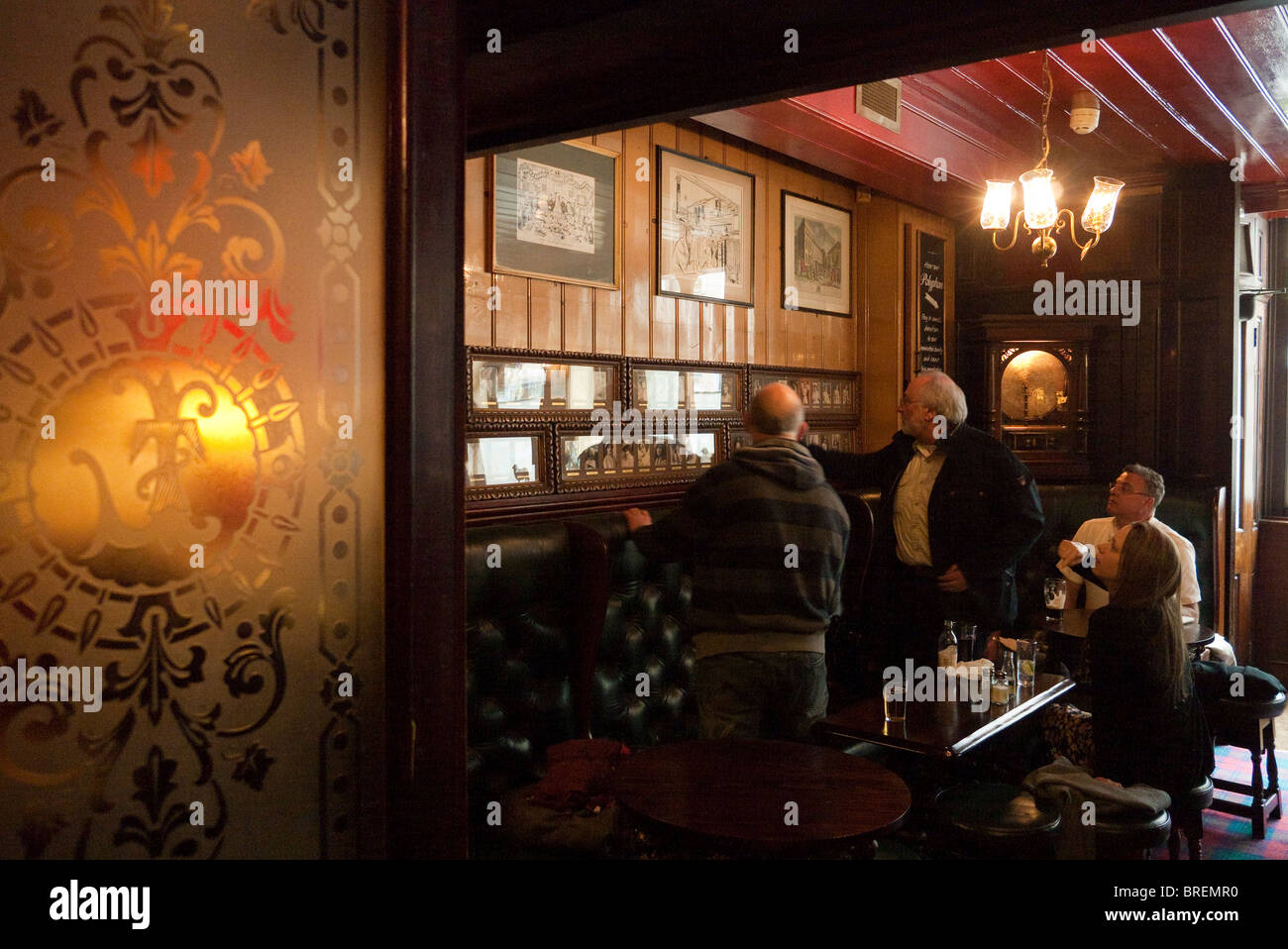 L'Agneau d'un pub traditionnel dans le centre de Londres pour exécuter le byYoungs bien connu de vraie bière brewer Banque D'Images