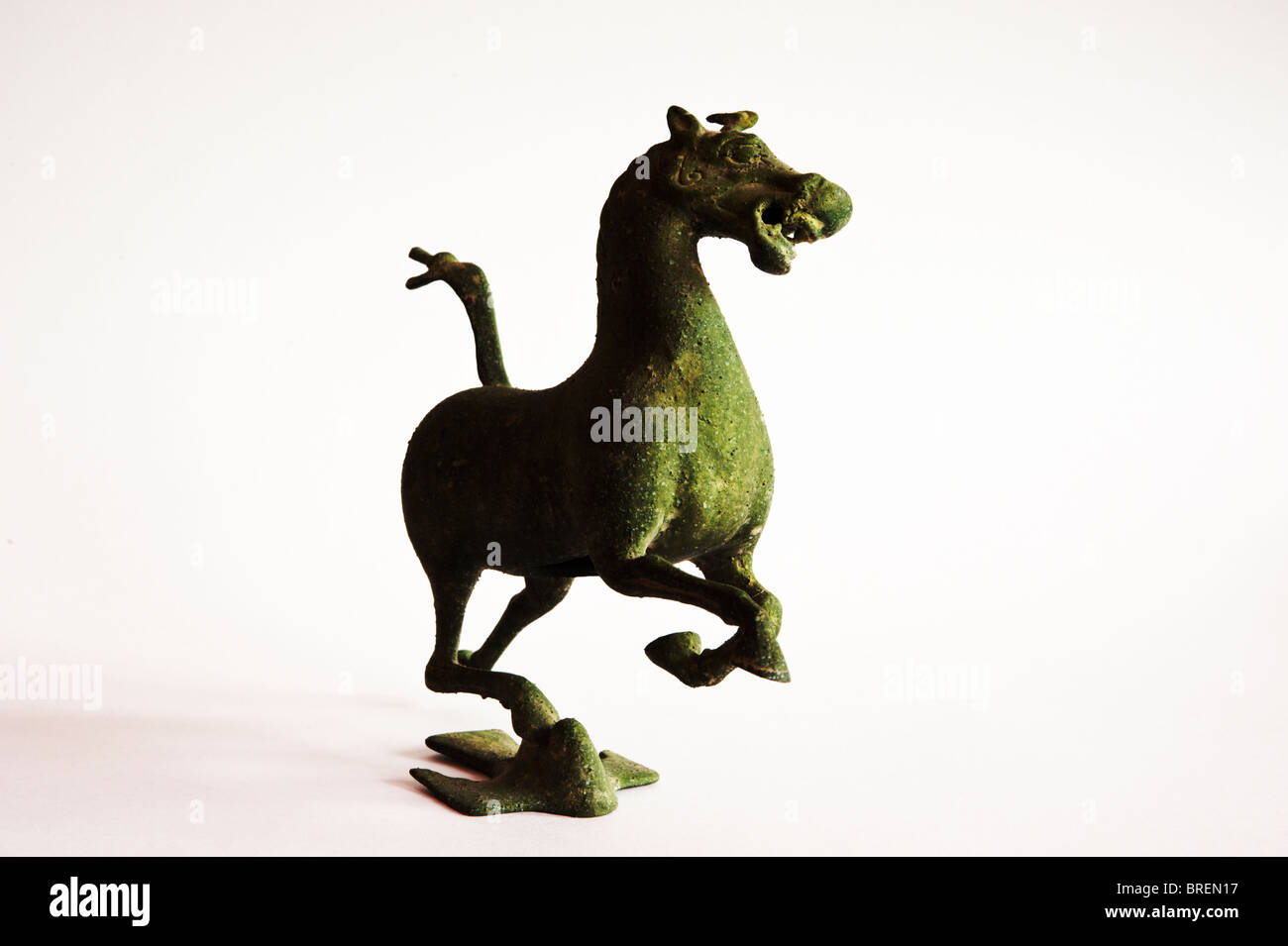 Réplique de Bronze Cheval au Galop marcher sur un Flying Swallow, un bronze de la dynastie des Han qui a été déterré dans le Leitai tombe. Banque D'Images