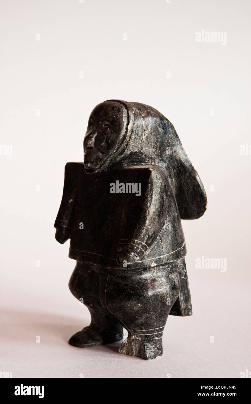 Les Inuit sculpture en pierre d'un homme. Banque D'Images