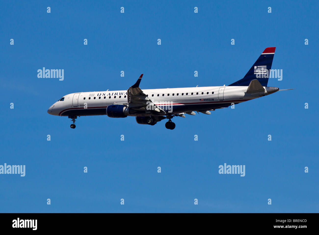 US Airway jet volant près de l'aéroport LaGuardia à New York City. Banque D'Images