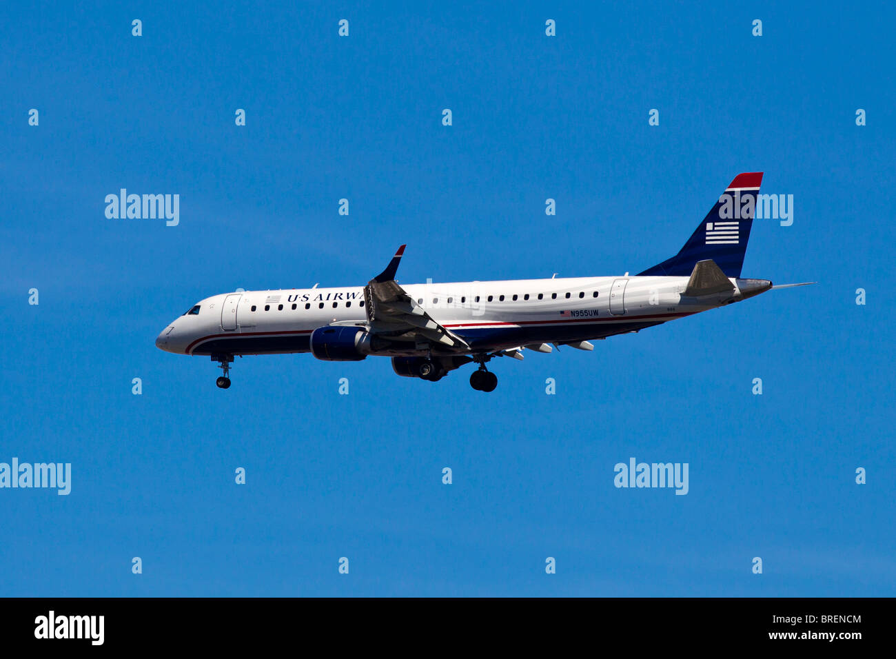 US Airway jet volant près de l'aéroport LaGuardia à New York City. Banque D'Images