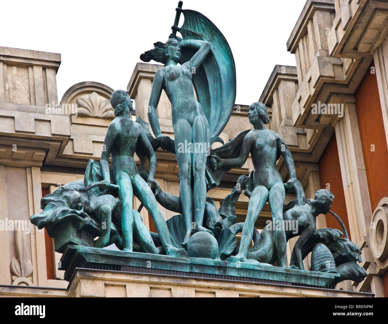 Sculpture cubiste sur l'Adria Palace Prague République Tchèque Europe Banque D'Images