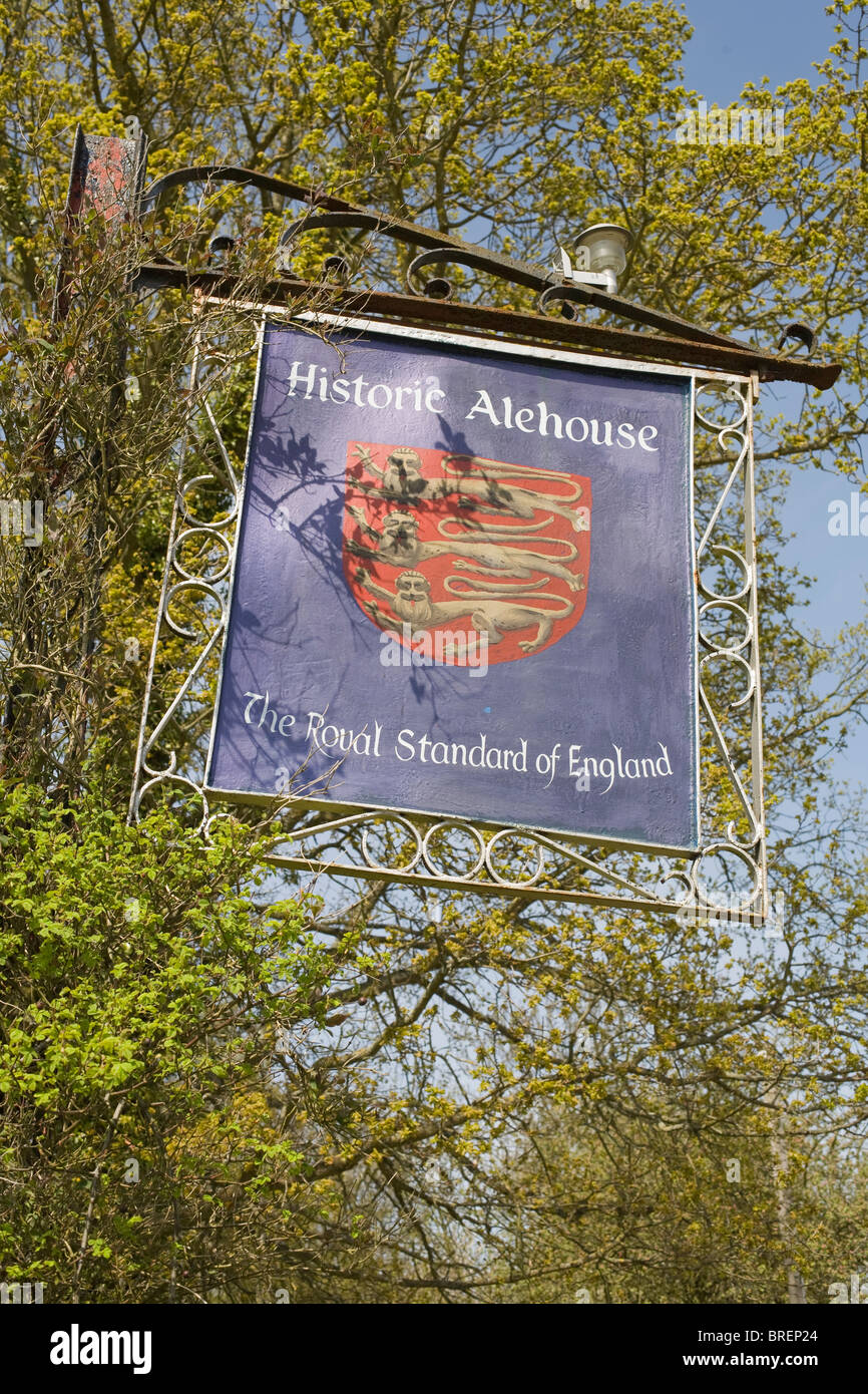 Le Royal Standard Pub près de Londres. Le pub a un thème traditionnel de dix-septième siècle. Banque D'Images