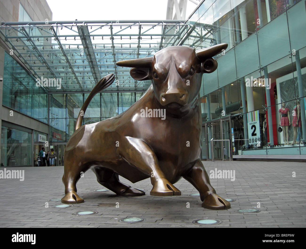 Statue de taureau à l'extérieur du centre commercial Bullring, Birmingham, West Midlands, England, UK, Europe de l'Ouest. Banque D'Images